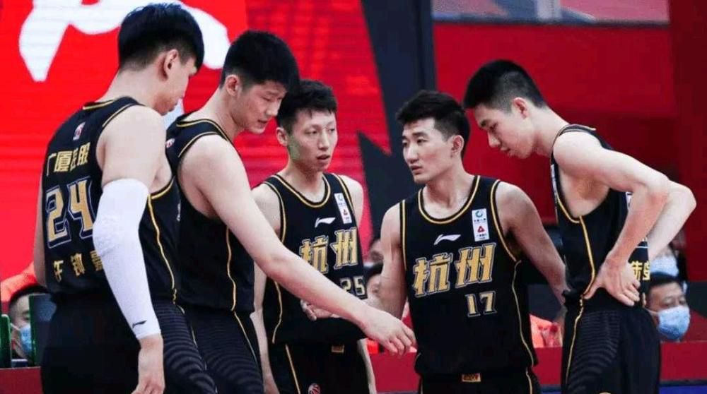 下半场伤停补时6分钟，全场比赛结束，最终曼联0-2西汉姆。